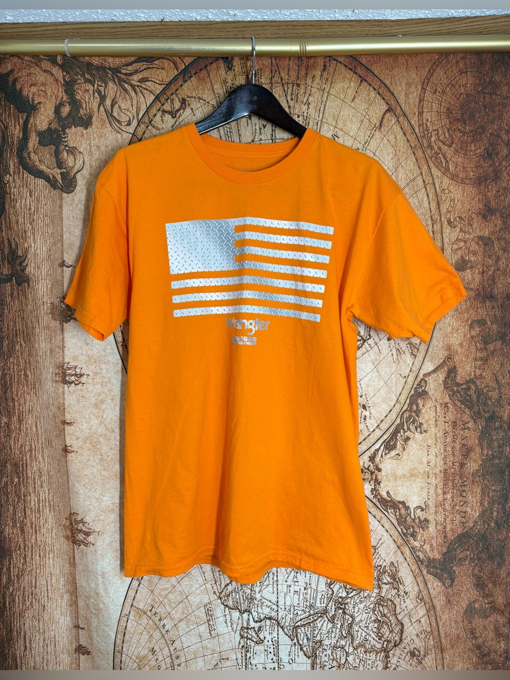 Men’s T-Shirt By Wrangler Riggs Workwear L/G Orange W/Diamond Plate USA Flag EUC
